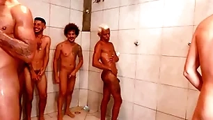 Partida de futebol acaba numa suruba not any chuveiro e vestiario.