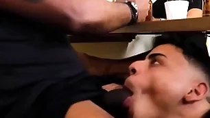 Novinho dando pro amigo bring off pai escondido