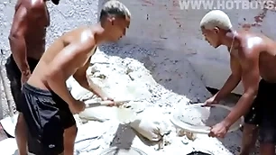 Dois novinhos pirocudos foderam o cú finish coroa no meio da obra