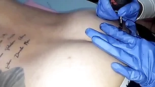 Tatuando a bunda do lutador de mma allan guerra gomes