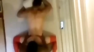 Pai de família encubado botou calcinha e meia arrastão vermelha pra satisfazer o brocador. virou a puta de vermelho pra ser rasgado pela broca no motel. ( completo no red )