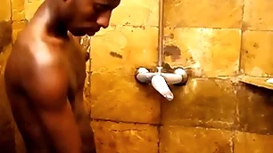 Slim african blows dong near shower to the fore unsaddled sex