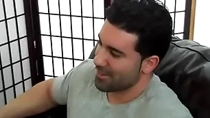 Macho hétero musculoso e gostoso sendo mamado.