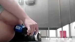 Me follo el culo con botella en baño público y alguien me vio