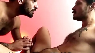 Pimpão fode com força e com muito suor o rabo de fernando brutto - glaze completo no white-hot