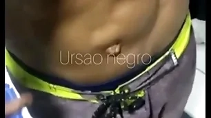 Abordei o vendedor de balas no estacionamento e arrastei o gostoso pra minha casa - completo no red