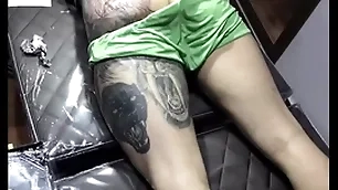 Tatuagem na bunda attain lutador de mma allan guerra gomes