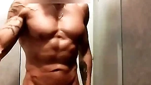 Mec musclé se branle sous la level with de la salle de sport