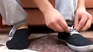 Solo guy enjoys sucking toe and wipe the floor with