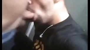 Chupei o pai do meu amigo no banheiro da smartfit